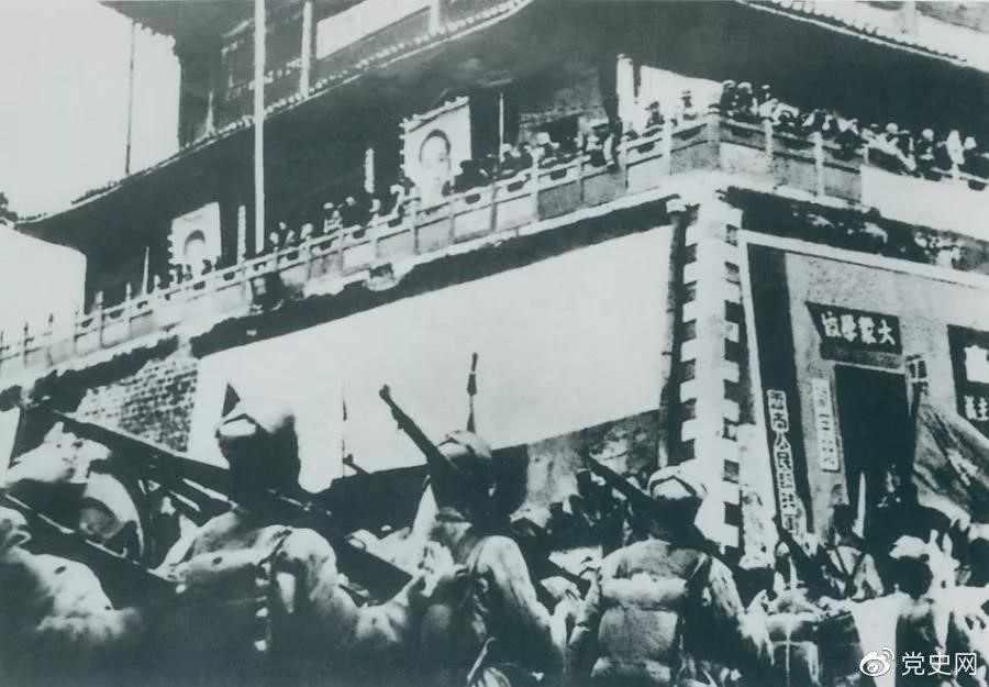 1950年2月20日,人民解放軍進(jìn)駐昆明。